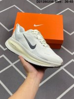 200 公司级Nike Vomero 18 耐克 舒适减震防滑 低帮跑步鞋 全掌Reactx泡绵中底 前掌和后跟还配备了Air Zoom气垫单元 据说跑起来更快