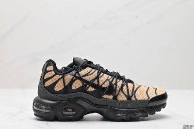 公司级耐克 Nike Air Max Plus是nike旗下另类鞋款的代表，Tn 它诞生于 6年，是第一款使用tunedair气垫的跑鞋，其特点就在于实现各气室