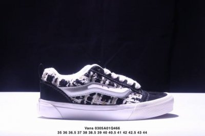 130 Vans Knu Skool 小香风奶牛白 以简约优雅为特点，采用粗花呢、毛呢等质感面料，搭配金属链条、菱格纹或珍珠等经典装饰元素。鞋型多为低跟或平底设
