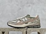 New Balance 1906系列复古老爹风休闲运动慢跑鞋 M1906Ne #采用轻质牛剖革拼接透气网眼衬垫织物鞋面材质 T-Beam大底提供足步弓支撑，保持