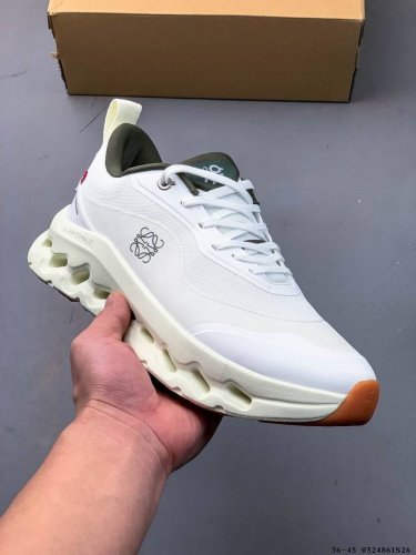 loewe X On昂跑Cloud Tilt 罗意威 联名轻量运动休闲鞋 杨幂同款 脚感很舒服 鞋底柔软且包裹性好 上脚显腿长 不用系鞋带很方便 不管休闲还是运