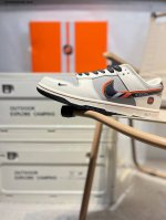 小米 X 耐克Nike Dunk Low 板鞋Sb系列经典百搭休闲运动板鞋加厚鞋舌的填充 使舒适性大大提升 同时也更方便穿脱中底部分则加入了脚感柔软舒适Zoom