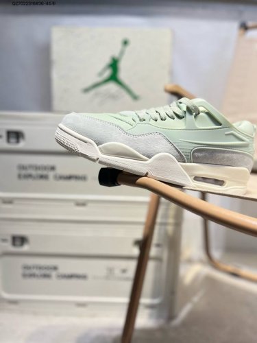 Air Jordan Aj4 Rm 重制版低帮复古篮球鞋 实拍首发 采用了低帮的设计 并保留了众多Aj4的经典元素 鞋身以皮革 麂皮材质拼接打造 Aj4经典的T