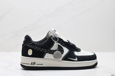 公司级耐克Nike Air Force 1“07空军一号低帮百搭休闲运动板鞋。柔软、弹性十足的缓震性能和出色的中底设计，横跨复古与现代的外型结合，造就出风靡全球