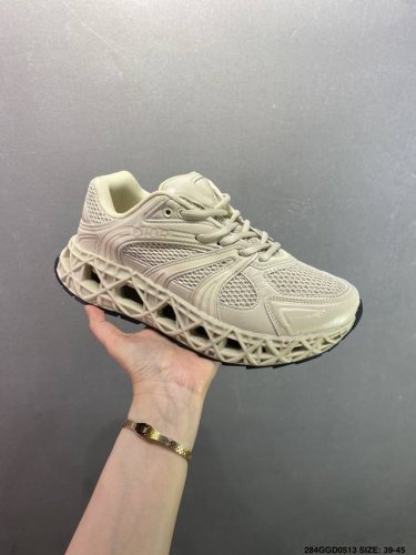 公司级Dior 迪奥网眼织物低帮运动休闲鞋 该款系列采用黑网色眼织物白和色科技料面精心制 作饰以反光“Cd30”图形标志 外格轻盈的刻雕效果橡胶鞋搭底配标志性点