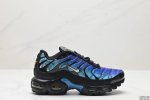真标耐克 Nike Air Max Plus是nike旗下另类鞋款的代表，Tn 它诞生于 6年，是第一款使用tunedair气垫的跑鞋，其特点就在于实现各气室间