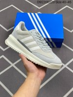 Adidas Originals Sl 72Rs 超轻便透气复古慢跑鞋 鞋头的设计饱满圆润 鞋面是翻毛皮和尼龙材质结合 上脚舒适柔软 橡胶大底非常耐磨防滑 包裹