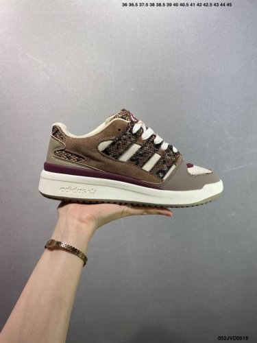 公司级阿迪达斯 Adidas Forum 核心私 0 低帮百搭潮流休闲运动板鞋 以复古篮球鞋的外形为基础 采用皮革拼接 简约百搭 更加贴合舒适 中底内侧网格造型