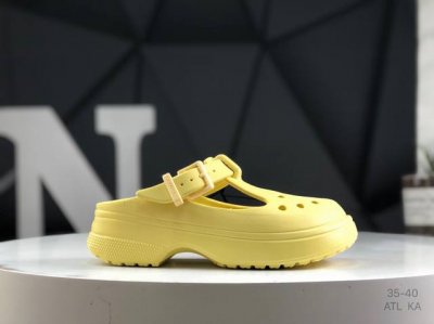 Crocs 卡洛驰 拖鞋 这双Crocs可能是所有Crocs里最有时尚感的一双，相较于普通版Crocs，增加了一个越野外底，凹凸不规则的山脉纹理让整双鞋更像一双