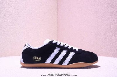 adidas Tokyo W三叶草休闲防滑耐磨低帮板鞋 鞋头出色设计 塑就出众贴合感 稳固的后跟贴合足部曲线设计 软弹舒适 不易磨脚 橡胶鞋底配合防滑纹路设计