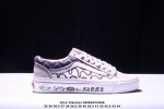 Vans I 新款黑白拼接复古鞋款俨然成为 Vans Classics 经典高帮支线的又一双新鞋型，加入万斯金典涂鸦和麂皮而在细节处点缀上格子侧面 加入万斯金典