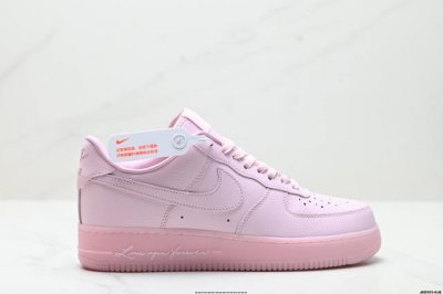 公司级耐克Nike Air Force 1’07 Low空军一号低帮百搭休闲运动板鞋。柔软、弹性十足的缓震性能和出色的中底设计，横跨复古与现代的外型结合，造就出