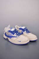 Fragment X Travis Scott Air Jordan 1 Low 三方联名倒钩 全新的三方联名低帮倒钩鞋面延续了黑脚趾设计，整双鞋以全荔枝皮打造
