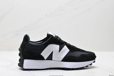 真标New Balance Ms327 复古休闲运动慢跑鞋 以更纯粹的复古风格设计打造的全新造型 侧身还以解构设计 将 N 字标志以做旧压花样式呈现 官方货号: