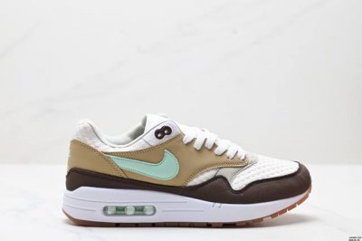 真标Nike Air Max 1 耐克气垫 缓震 耐磨运动鞋 鞋身材质均选择皮革 织物 麂皮多种材质覆盖 保证质感的前提下 层次感也相当不错 带有开窗式 Air