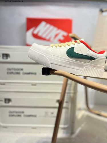 Nike 耐克 采用猪巴革鞋面材质，外置橡胶耐磨大底融穿起来超显腿长，耐克Nike Court Legacy Lift 学院产物系列低帮小包头经典松糕厚底百搭休
