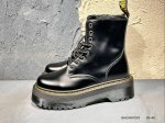 180 #新品上市实拍 Dr.Martens/马汀博士 原厂数据纸版开发版型，采用粒面二层皮革鞋面，鞋底不用胶水鞋底鞋面缝合牢固不开胶，原厂Pvc高密度牛筋大底