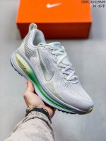 nike 耐克 佛莫罗18代系列 升级原楦原数据开发纸版，采用科技织法轻盈织物合成鞋面材质，足底搭载 Zoomx 缓震配置，Cushlon 3.0混合泡棉中底缓