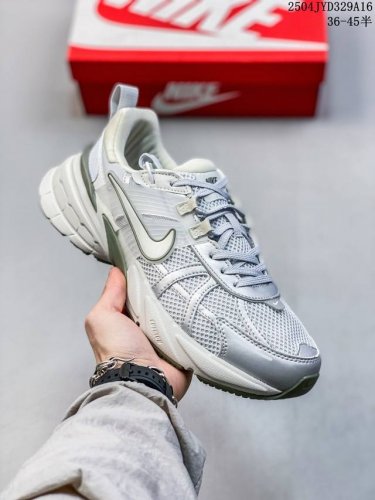 Nike 耐克 V2K Run 减震防滑 复古低帮跑步鞋 超火复古跑鞋，采用太空革组合呼吸网眼布鞋面材质，搭载正确4层组合底模，嵌入Tpu加固稳定模块,双层Md
