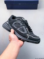 Dior 迪奥 B30 复古风透气百搭休闲鞋 B30运用了质感细腻的皮革与网眼布面材质拼接成鞋身，鞋身两侧贴有显眼的字母Cd表明身份，为Christian Di