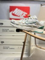 170 耐克 Nike P-6000 Laser Blue 复古科技个性运动老爹鞋。该鞋款鞋面采用纵横交错的覆面，重现 2000 年代跑鞋风格，同时搭配缓震鞋垫