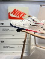 斯图西 耐克 Nike Air Force 1 '07空军一号 百搭休闲运动板鞋。柔软、弹性十足的缓震性能和出色的中底设计，横跨复古与现代的外型结合，造就出风靡
