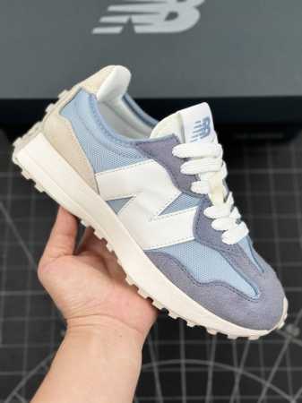 New Balance 327系列复古休闲运动慢跑鞋 #以纯粹的复古风格设计打造的全新造型。侧身还以解构设计，将 N 字标志以做旧压花样式呈现，样式别具新意。而 - 点击图像关闭