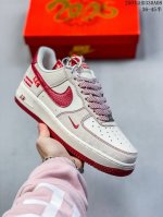 公司级带半码 耐克 Nike Air Force 1 空军一号运动鞋 设计灵感源自摔跤运动，助你发挥天赋，震撼全场。华丽设计搭配优质皮革，契合不同造型，增添夺目