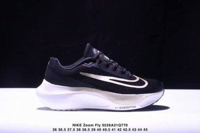 耐克 Nike Zoom Fly 5 运动鞋男女士公路跑鞋竞速跑步鞋厚底增高老爹鞋。采用耐用的设计，不仅可以部署在您最喜欢的比赛的起跑线上，还可以部署在征服后的