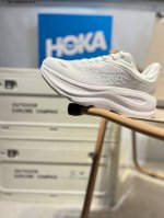 hoka One One Clifton 9 Low 全新配色这个品牌来自于新西兰的毛利语，Hoka表示大地，One One表示飞越，连起来就是飞越地平线，On
