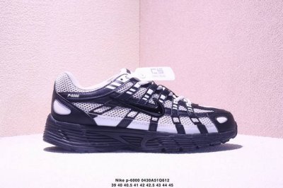 公司级耐克Nike P-6000 女子跑鞋内外侧都用了红色的钩子，采用透气材料，搭配匠心覆面，再现千禧年代的跑鞋风格，塑就大气外观。鞋款秉承 Nike Pega
