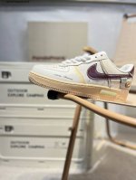 耐克 Nike Air Force 1 '07空军一号 百搭休闲运动板鞋。柔软、弹性十足的缓震性能和出色的中底设计，横跨复古与现代的外型结合，造就出风靡全球三十