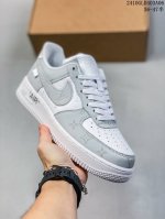 公司级耐克nike Air Force 1‘07 空军一号低帮百搭休闲运动板鞋。柔软、弹性十足的缓震性能和出色的中底设计，横跨复古与现代的外型结合，造就出风靡全