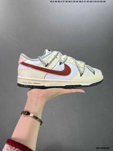耐克 Nike Dunk Low 运动鞋复古解构绑带板鞋 作为 80 年代经典篮球鞋款，起初专为硬木球场打造，后来成为席卷街头的时尚标杆，现以经典细节和复古篮球