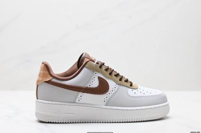 真标耐克Nike Air Force 1’07 Low空军一号低帮百搭休闲运动板鞋。柔软、弹性十足的缓震性能和出色的中底设计，横跨复古与现代的外型结合，造就出风
