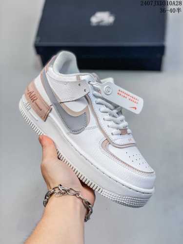nike Air Force 1 Shadow 耐克 空军一号 低帮 粉绿白马卡龙 鞋款以air Force 1经典版型为蓝本打造，以趣味十足的解构风格焕新演绎