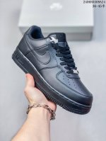 公司级耐克nike Air Force 1 Low 空军一号低帮百搭休闲运动板鞋。柔软、弹性十足的缓震性能和出色的中底设计，横跨复古与现代的外型结合，造就出风靡