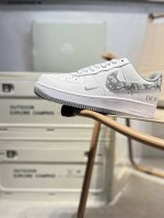 迪奥Dior X 耐克 Nike Air Force 1 '07空军一号 中帮百搭休闲运动板鞋。柔软、弹性十足的缓震性能和出色的中底设计，横跨复古与现代的外型结