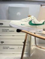 100 福利特价耐克 Nike Air Force 1 '07空军一号 百搭休闲运动板鞋。柔软、弹性十足的缓震性能和出色的中底设计，横跨复古与现代的外型结合，造