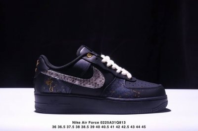 公司级耐克Nike Air Force 1“07空军一号低帮百搭休闲运动板鞋。柔软、弹性十足的缓震性能和出色的中底设计，横跨复古与现代的外型结合，造就出风靡全球
