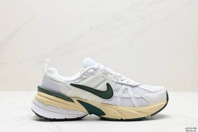 真标耐克Nike V2K Run跑步鞋复古风潮 网面透气运动鞋 灰银紧致的鞋面材质提供良好的包裹性鞋侧 Swoosh以及鞋头部分搭配增添不少亮点的镀铬细节鞋垫上