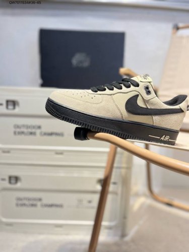 耐克 Nike Air Force 7空军一号 百搭休闲运动板鞋。柔软、弹性十足的缓震性能和出色的中底设计，横跨复古与现代的外型结合，造就出风靡全球三十多年的F