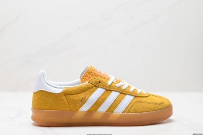 公司级Adlidas Originals Gazelle Indoor ”这款阿迪达斯运动鞋是 1979年 Gazelle Indoor 运动鞋的复兴，柔软的绒