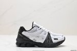 公司级gel-Kayano Legacy系列 亚瑟士经典户外跑鞋 如今机能风和户外风吹得正劲，这款是主打机能越野风格，城市和户外场景都能轻松应对。关键是跑鞋的颜