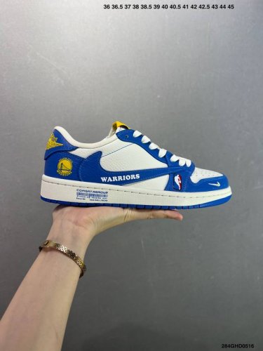 公司级Fragment X Travis Scott X Nba air Jordan 1 Low 三方联名倒钩 全新的三方联名低帮倒钩鞋面延续了黑脚趾设计 整
