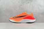 Yh版 Nk Zoom Fly 5 Prm 不可战胜系列轻量飞织低帮休闲运动慢跑鞋 此鞋专为短跑运动员而生，是为 5 至 10 公里距离的赛事和训练打造。整体设