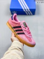 阿迪达斯 Adidas Originals Gazelle Indoor复古三叶草防滑透明橡胶板鞋经典运动鞋。这款经典鞋,忠于原版设计,缀撞色三条纹和鞋跟饰片。