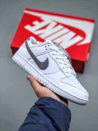 M版 Nike Dunk Sb 白灰色 休闲运动板鞋 顾名思义，具有经典的Dunk血缘，又注入了更多的时尚元素。相较于普通的Dunk滑板鞋，改良版的Dunk S - 点击图像关闭