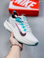 公司级内置气垫！耐克nike Zoom Winflo 8 登月w8轻质透气休闲运动跑步鞋。升级中底为cushlon St，材质上更显得轻盈透气，耐磨性提高同时也