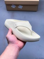 80 耐克Nike Calm Flip Flop 夏季新款厚底增高人字拖 采用出众回弹的柔软泡绵,质感轻盈，易于搭配，方便收纳。匠心设计，打造海滩或泳池的理想之